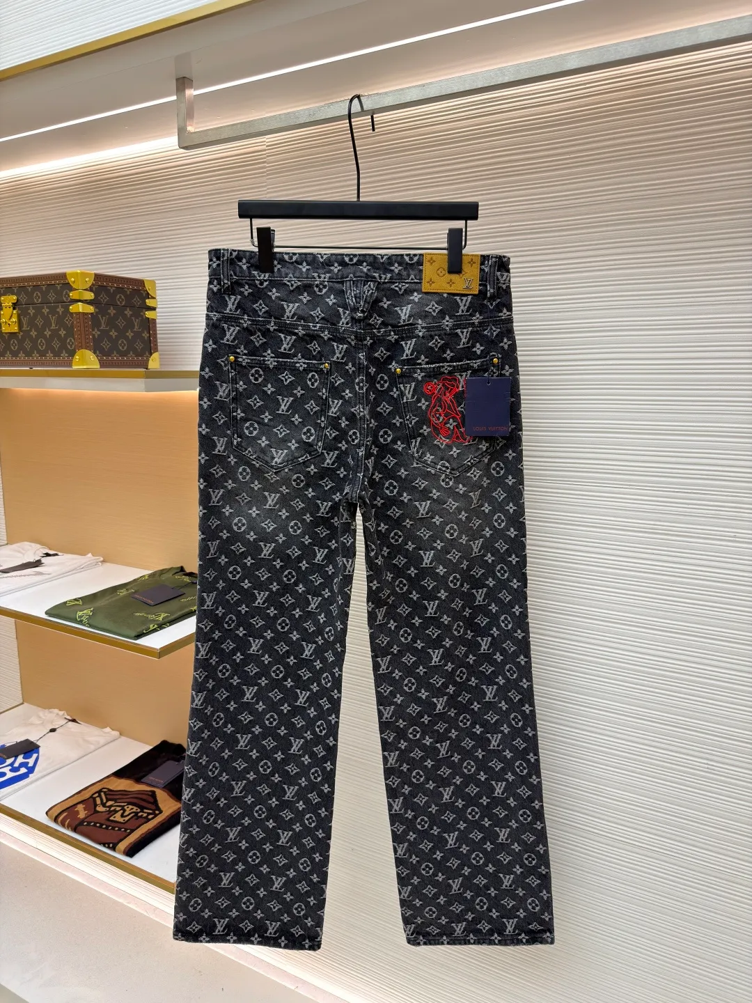LOUIS VUITTON limited torn jacquard red man embroidered jeans ●Authentic product: purchased and developed for 15500 ●Item number: 1681037-B05 ●Fabric: denim fabric ●Technology: jacquard production ●Version: loose fit ●Weight: about 940 grams ●Size: 30-32-34-36 ●Description: The denim fabric is made of 100% cotton and classic double-sided jacquard with jacquard technology; it is woven with high-density equipment imported from Italy, with clear texture; the new dip-dye treatment is anti-wrinkle, anti-shrinkage and anti-deformation. The back panel uses bract core three-dimensional embroidery technology and uses glossy mercerized embroidery thread, which adds light and dark tones to the raised pattern. Three-dimensional embroidery mainly achieves three-dimensional effects through flat embroidery and layering. Because the embroidery thread is relatively thin, it is difficult to create such an exaggerated three-dimensional effect. Three-dimensional bract core cotton is added to the production to increase the three-dimensional effect. The overall wiring is straight and delicate, the fabric is comfortable and soft, and the color is consistent without color difference. It can be matched with the same style to create a fashionable look and control various occasions. Customized accessories, complete with three standards, same style for men and women!